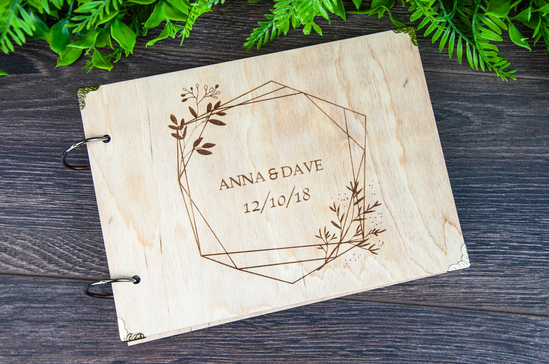 PERSONALISIERTES FOTOALBUM AUS HOLZ